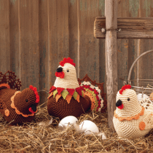 Set aus gehäkelten Hühnern mit Hahn als Ostertischdeko