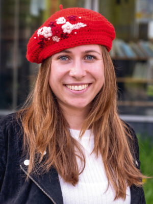 Gehäkelte Baskenmütze in Rot mit Häkelblüten