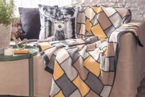 Mehrfarbiges Kuschelplaid in tunesischer Häkeltechnik