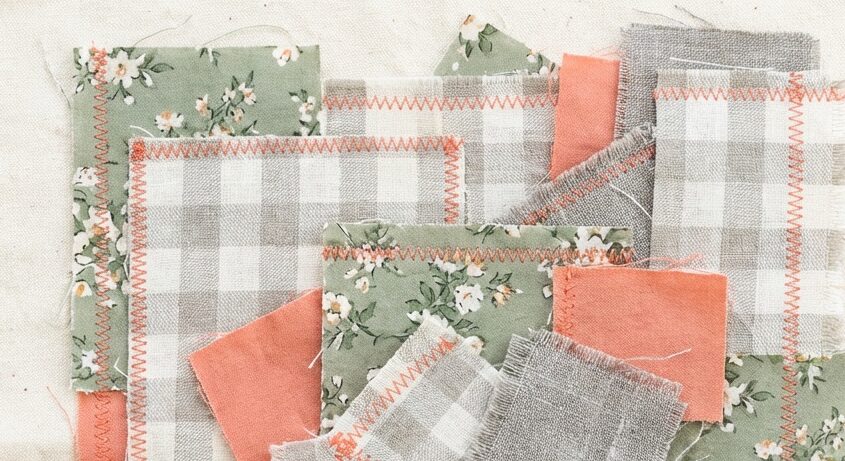 Überlappende Stoffreste in Pizza-Technik auf Unterstoff mit Zickzacknaht