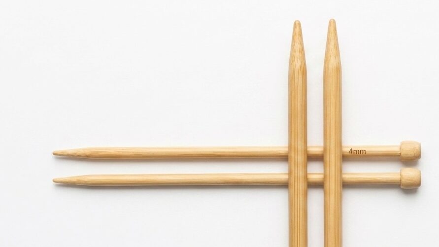 Ein Paar Bambus-Stricknadeln mit natürlicher Maserung auf weißem Hintergrund